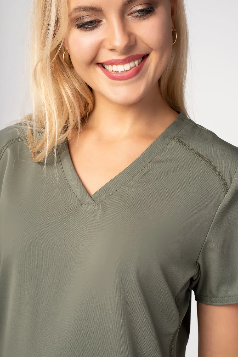 Uniformix Fizjoterapia|Bluzy-Bluza medyczna damska Med Couture Performance Touch, 7459-OLIV